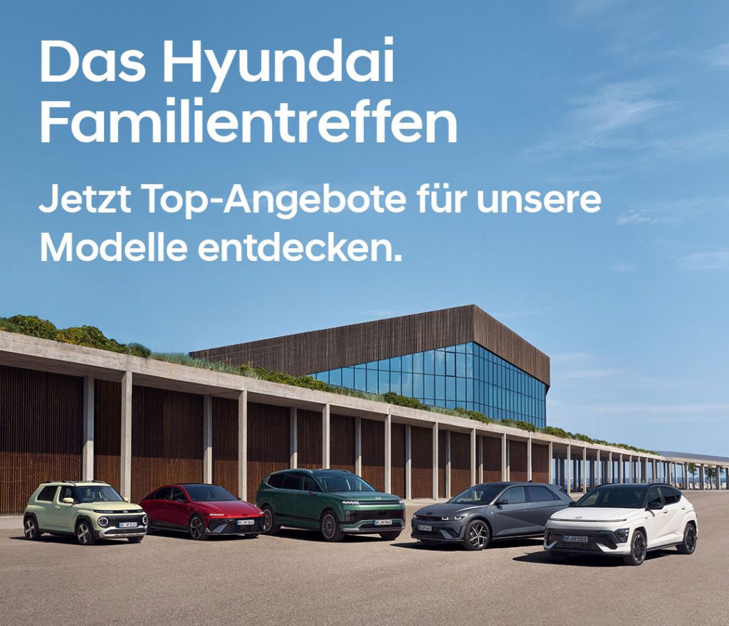 Fünf Hyundai Fahrzeuge unterschiedlicher Modelle stehen vor einem modernen Gebäude unter blauem Himmel. Darüber steht der Text: ‚Das Hyundai Familientreffen – Jetzt Top-Angebote für unsere Modelle entdecken.‘