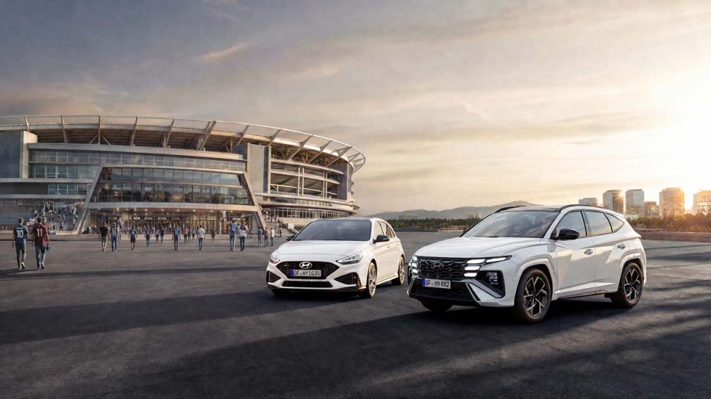 Hyundai i20 & TUCSON vor einem Stadion als N Line
